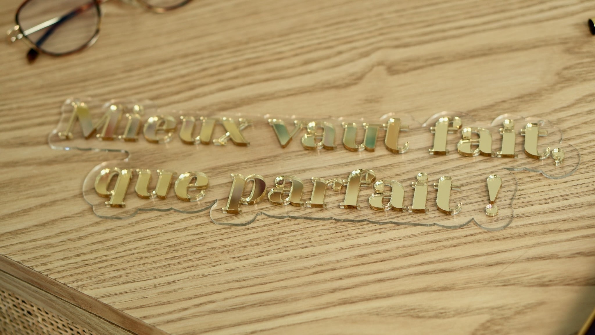 Enseigne &quot;Mieux vaut fait que parfait&quot;