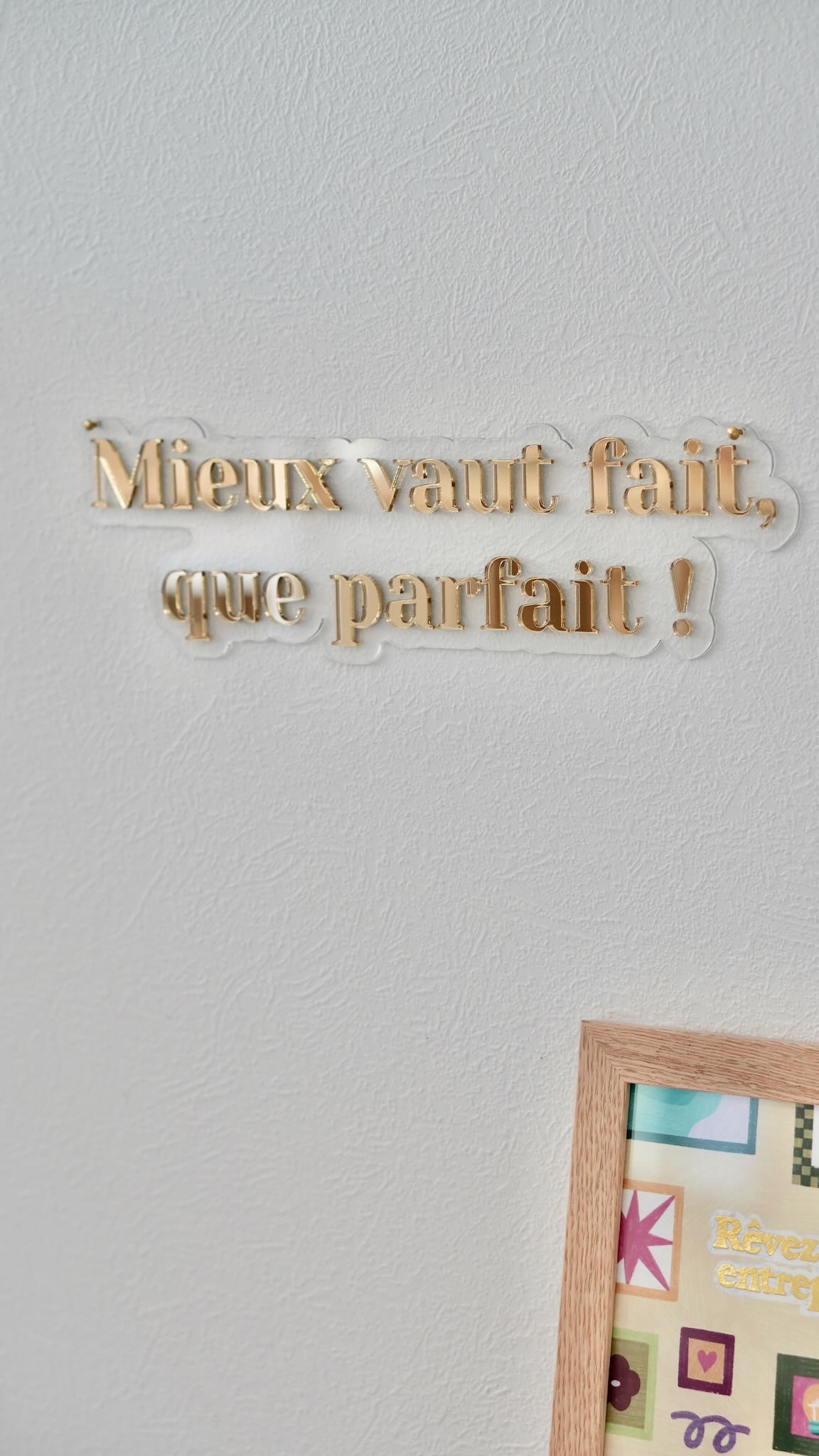 Enseigne &quot;Mieux vaut fait que parfait&quot;